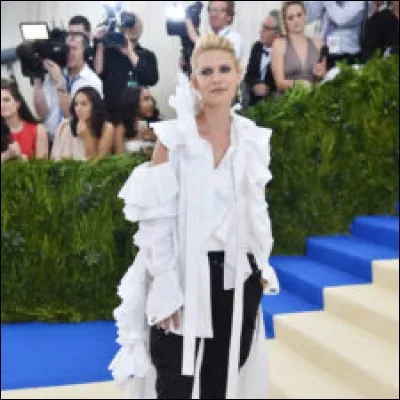 Chaque année, à New-York, il y a le gala du Met, lors duquel les stars invitées rivalisent en matière de mode. Sur la photo, c'est Claire Danes (Homeland) dans une tenue qui fait penser... ,