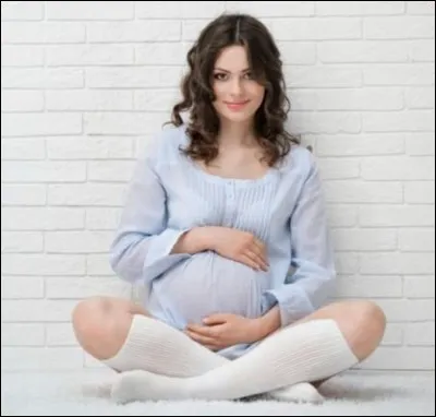 Devant une aménorrhée de la femme jeune, quelle est la première chose à rechercher ?