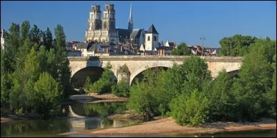 Quelle ville se nommait Genabum à l'époque gallo-romaine ?