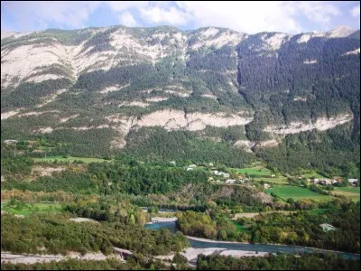 Quelle est cette commune des Hautes-Alpes renommée pour sa cathédrale Notre-Dame du Réal, ses fortifications et son triathlon, l'un des plus exigeants au monde ?