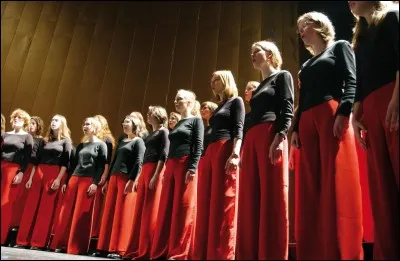 C'est un peu comme un groupe de personnes exécutant des danses et des chants réglés ou marchant en cadence, mais sans le "h".