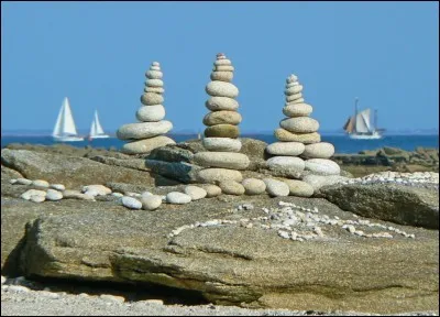 Votre oncle Gérard vous a envoyé une belle carte postale de Ploemeur où il est actuellement en vacances,dans quel département est-il ?