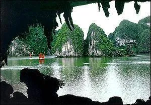 Quelle est cette baie vietnamienne connue pour ses pitons rocheux et ses milliers d'îles recouvertes de végétation ?