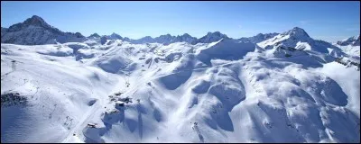 Quelle chaîne de montagne traverse le pays ?