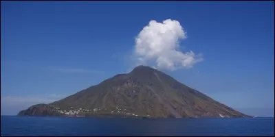 Quel volcan européen est surnommé le "Phare de Méditerranée" ?