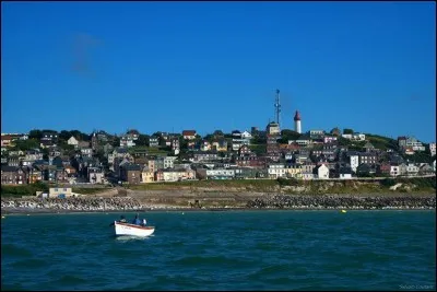 Cette ancienne bourgade de pêcheurs, jadis colonie des moines de l'Abbaye de St-Valéry et importante châtellenie de la Côte d'Albâtre, se situe dans les Hauts-de-France ou en Normandie ?