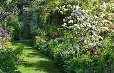 C'est un poète auteur-compositeur-interprète qui nous a laissé plus de mille chansons dont "Le Jardin extraordinaire".