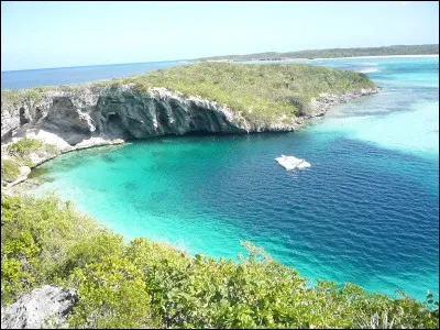 Où pouvons-nous voir ce trou profond dans l'eau ?