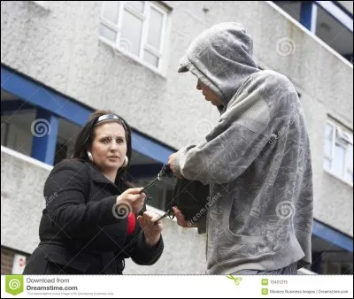 Une femme se fait agresser devant vous.