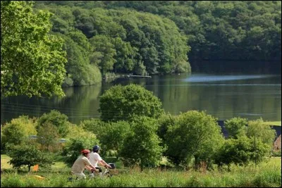 Nous allons commencer la promenade de ce jour au lac de Guerlédan près de Mur-de-Bretagne,dans quel département breton serons-nous ?