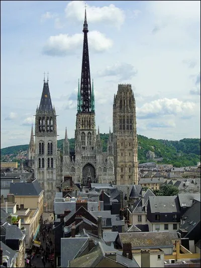 La cathédrale de Rouen a réchappé 7 fois aux flammes.