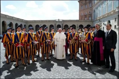 Comment nomme-t-on la garde chargée de la sécurité du pape au Vatican ?