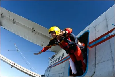 Joyeux anniversaire ! Ton meilleur ami t'offre un saut en parachute non remboursable, comment réagis-tu ?