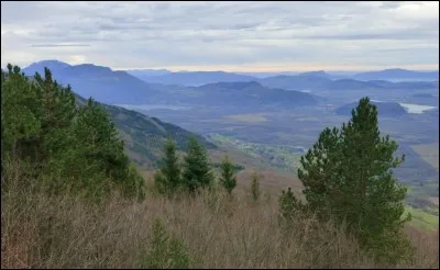 Commençons notre promenade de ce jour en empruntant une route sur les flancs du Gros Foug,nous permettant d'avoir de belles vues sur le Bugey et les Alpes,dans quel département de la région Auvergne-Rhône-Alpes sommes nous ?