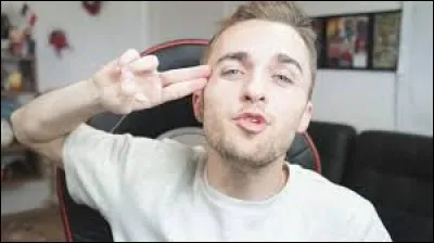 Que dit Squeezie au début de ces vidéos : "yo..." ?