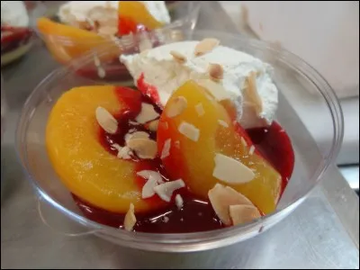 Y a-t-il des boules de glace à la vanille dans la pêche Melba ?