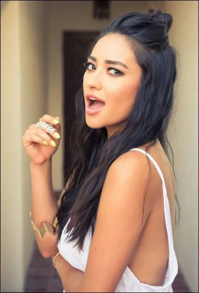 Comment se nomme l'actrice incarnant Emily Fields ?