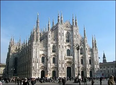 Sur l'image, c'est la cathédrale de Naples.