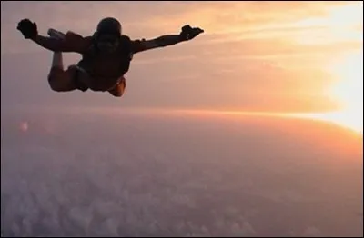 Un mouvement dans le vide, principalement déterminé par la pesanteur, est une chute dite...