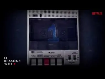 Dans la série "13 Reasons Why", qui apparaît sur la première cassette ?