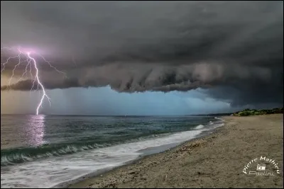 A qui pensez-vous en écoutant "Puis il a plu sur cette plage, dans cet orage, elle a disparu" ?