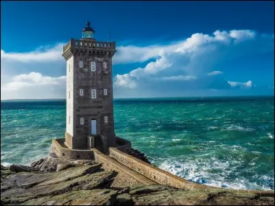 Comment s'appelle ce phare que l'on voit dans la série "Dolmen" ?