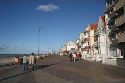 Commune la plus septentrionale de France, du département du Nord (59), je fais face à la ville belge de Panne et à la Mer du Nord.