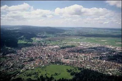 Ville du Doubs (25) de 17 000 habitants, parmi les plus hautes de France (800 m), célèbre pour son absinthe et frontalière de la Suisse dans le massif du Jura.