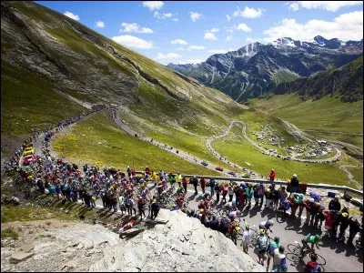 C'est une étape de montagne. Dès le début un groupe de tête de course de 6 coureurs part pour semer le peloton. Tu peux les rejoindre, que fais-tu ?