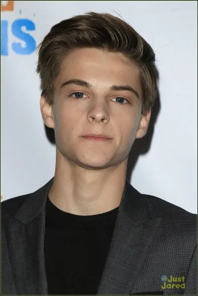 Quelle est la date de naissance de Corey Fogelmanis ?