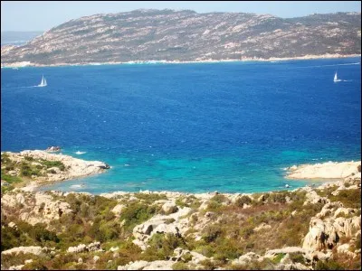 Comment surnomme-t-on le littoral nord-est de la Sardaigne ?