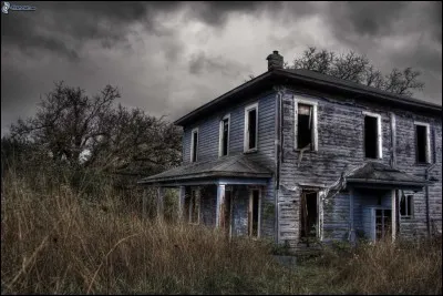 Il chantait "Je vis dans une maison sans balcon sans toiture..." :