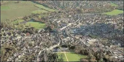 Ville de 20 000 habitants, à l'ouest de l'Angleterre, proche de la source de la Tamise. Vieille ville romaine, située dans la belle et touristique région des Costwolds. Nous sommes à :