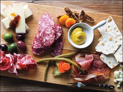 La table numéro 13 veut de la charcuterie en entrée. Comment dit-on "charcuterie" en anglais ?