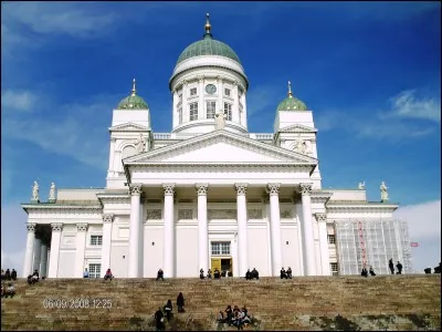 Cette cathédrale luthérienne se situe dans une capitale bordée au sud par la mer Baltique. Quel est ce pays traversé par le cercle polaire arctique et surnommé "pays des mille lacs" ?