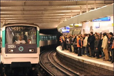 Dans quelle ville se trouve le plus grand réseau métropolitain de France, avec 103,8 km ?