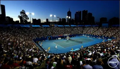 Le 27 janvier, en Australie, un tennisman soulève le trophée "Norman Brookes" pour la troisième année consécutive, mais qui est ce vainqueur ?