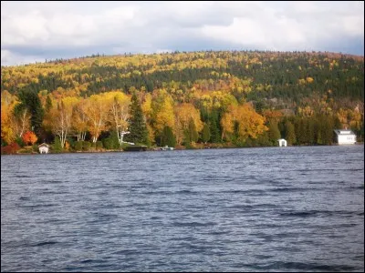 À quel chanteur doit-on ce refrain : "Pourtant, que la montagne est belle. Comment peut-on s'imaginer, en voyant un vol d'hirondelles, que l'automne vient d'arriver" ?