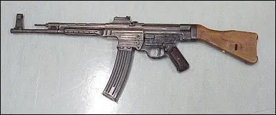 Quel fusil iconique de la guerre froide est représenté ici ?