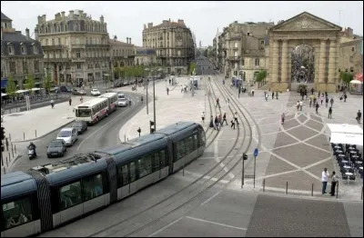 Comment s'appelle la porte de la Place de la Victoire ?