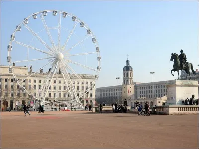 Quelle est la plus grande place de Lyon avec 62 000 m² de superficie ?