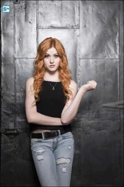 Dans la saison 1, quand et qui apprend à Clary qu'elle est une Shadowhunter ?