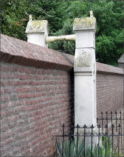 Voici deux étranges monuments collés à un mur et reliés. De quoi s'agit-il ?