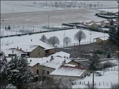 Voici une vue hivernale de Beauvoir-de-Marc. Village d'Auvergne-Rhône-Alpes, dans l'arrondissement de Vienne, il se situe dans le département ...