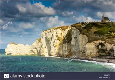 Quelle station balnéaire est réputée pour ses falaises plongeant dans la mer ?