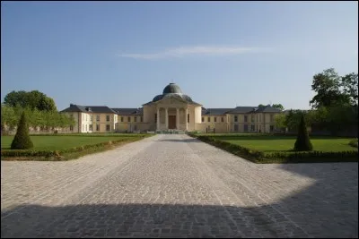 Le lycée Hoche est installé dans les bâtiments d'un ancien couvent du XVIIIe siècle. Lycée napoléonien créé en 1803, il a été nommé lycée Hoche en 1888 en hommage à Lazare Hoche, général français né ici. Dans quelle ville royale se trouve-t-il ?