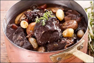 Buf bourguignon. Combien de temps mijote le buf bourguignon traditionnel ?