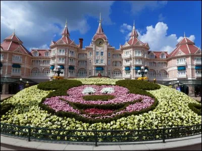 En quelle année le parc Disneyland a-t-il ouvert ?