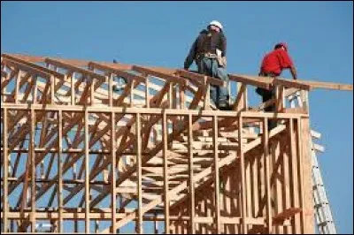 La maison est construite dans la bonne humeur : les ouvriers charpantiers rient sur le chantier.