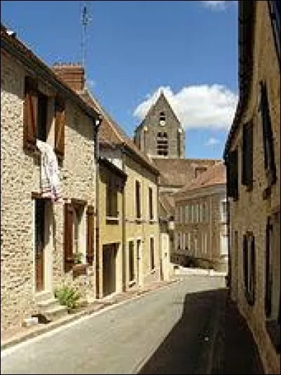 Notre balade dominicale commence dans les rues de Chalo-Saint-Mars. Commune Essonnienne, elle se situe en région ...